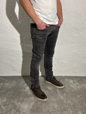 Replay jeans  - Ett par snygga jeans från Replay i storlek W31 L32 i modellen Anbbas 