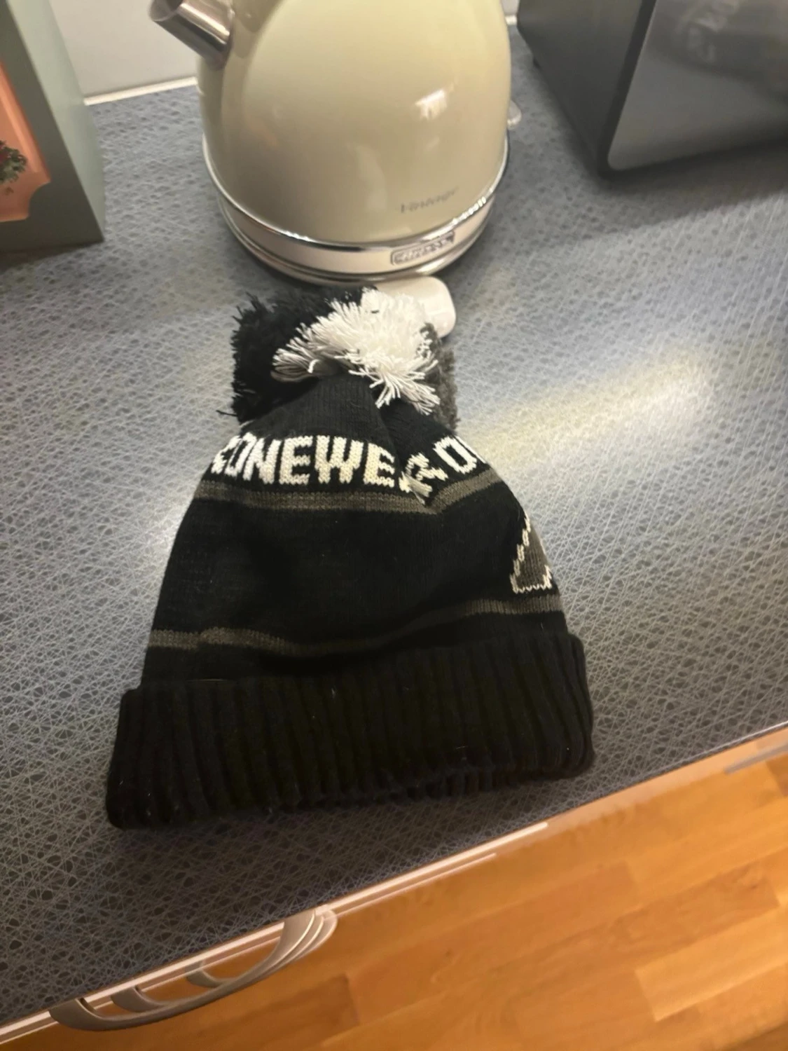 Svart mössa med tofs och Åre-tryck - 1