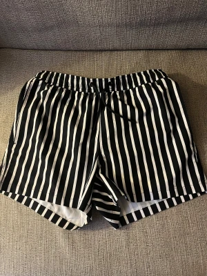 Björn Borg badshorts storlek S. - Björn Borg badshorts. Stl S. Vit o svart randiga.