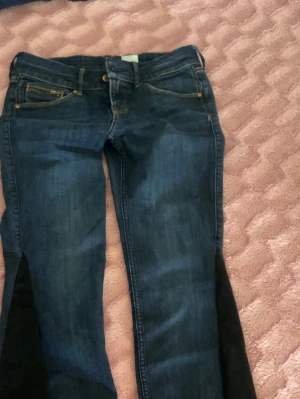 Snygga jeans!! - Snygga mörkblå bootcut jeans. Proffsigt omsydda till bootcut. Jeansens bakficka har en cool dragkedjedetalj!! Skriv för fler bilder, mått osv💞💞