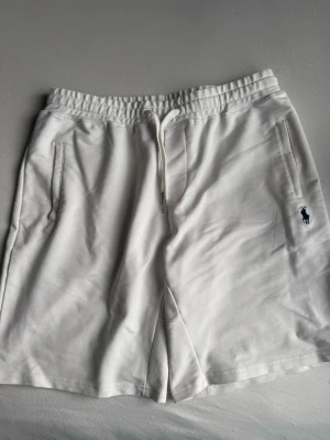Ralph lauren shorts - Vita Ralph lauren shorts storlek M inga skador och fickor på sidan