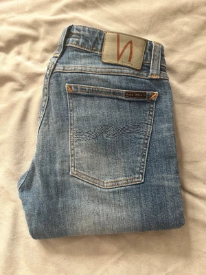 Nudie jeans  - Snygga och bekväma Nudie-jeans i modellen Skinny Lin och storlek W28 L34. Perfekt passform och klassisk Nudie-look. Hör av dig vid intresse.