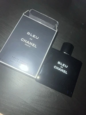 Bleu De Chanel Eau De Toilette - 100 ml - Säljer en Bleu de Chanel Eau de Parfum 100 ml. Helt ny, ej testad så det är en full flaska. Säljer pga förbjud av parfym i min arbetsplats. ✔️ 100% äkta ✔️ Originalförpackning ingår ✔️Väldigt fräsch och populär doft Perfekt för både vardag och fest Skickas samma dag som köp! 📦 