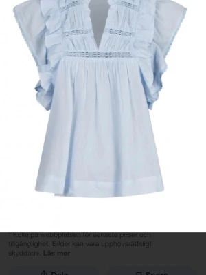 Ljusblå volangkjol och blus från Neo Noir - Söt ljusblå kjol och blus från Neo Noir med flera volanglager och broderade detaljer. Kjolen är kort och har en luftig passform som ger en avslappnad och trendig look. Perfekt för dig som gillar romantiska och feminina plagg. Blusen är söt och är i samma stil som kjolen, både är använda en gång tidigare❤️ 