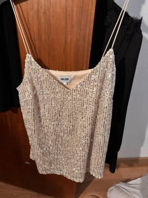 Glittrig topp - Köpte på vinted men har aldrig kommit till användning 