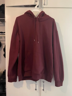 Vinröd H&M Huvtröja - Vinröd huvtröja från H&M. Använd några gånger och är i mycker bra skick. Loose fit. 