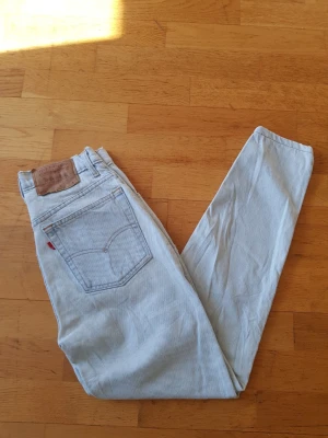 Ljusblå Levi's 512 raka jeans - Säljer ett par ljusblå Levi's 512 jeans med rak passform och klassisk femficksdesign. Jeansen har hög midja, läderpatch bak och den ikoniska röda Levi's-taggen på bakfickan. Tillverkade i bomull för en skön vintagekänsla.