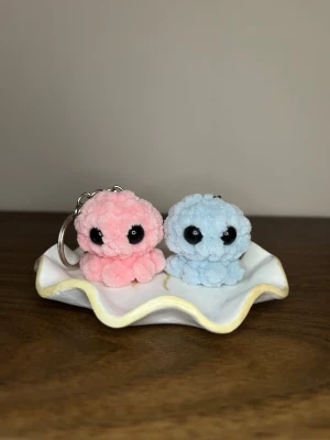 Virkad nyckelring bläckfisk - Två virkade bläckfisk nyckelringar, perfekt att ge bort i present till någon man tycker om för att matcha☺️ De är cirka 4cm höga💗