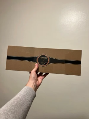 Tobacco Collection parfym från IBRAQ - IBRAQ Tobacco Collection – 9 exklusiva dofter (Oöppnad)  Säljer en helt ny och oöppnad IBRAQ Tobacco Collection i originalförpackning.  Denna exklusiva kollektion är skapad för tobaksälskare och innehåller 9 unika dofter inspirerade av världens finaste tobaksorter. Varje doft är noggrant framtagen för att ge en djup, elegant och sofistikerad upplevelse.  Innehåll (9 x 20 ml): • Mexican Tobacco • Jamaican Tobacco • Cuban Tobacco • Dominican Tobacco • Greek Tobacco • Spanish Tobacco • Arabian Toba