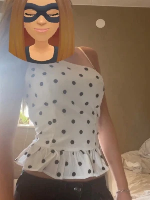 Vit prickig topp - Jätte fin vit prickig topp🩷Jag älskar denna topp men säljer pga att ja har en till