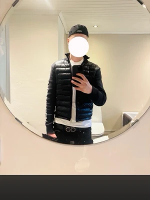 moncler cardigan - hjälper min kille att sälja sin cardigan då den börjar bli för liten, såklart är den (äkta) skriv vid frågor!
