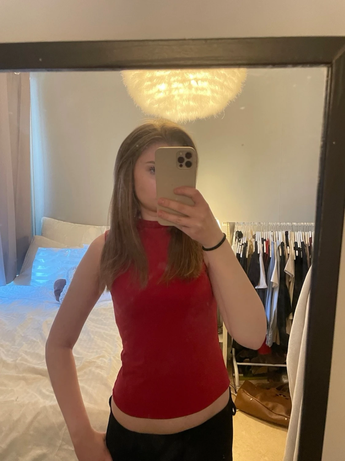 Röd ärmlös topp med hög hals