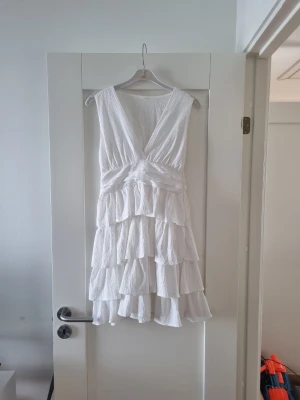 Studentklänning - Vit klänning som passar perfekt till studenten. Köpt på vinted men säljer igen pga att den var för liten. På bilden ser den lite kräm/begie ut men i verkligheten är den kritvit. Tveka inte att skriva om du har några frågor!