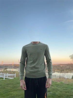 Olivgrön stickad tröja Morris - Snygg olivgrön stickad tröja från Morris i 100% merinoull. Den är storlek XS men passar även S. Använd fåtal gånger