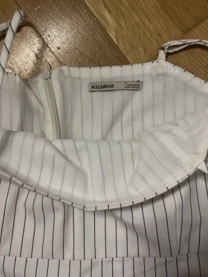 svart vit randig klänning - svart och vit randig klänning med smala band från pull&bear