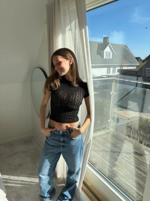 Svart spets top - Svart mönstrad/spets top! Storlek S 💕💕💕