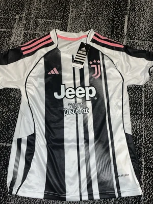 Juventus matchtröja Adidas svartvit - Helt ny Juventus tröja från Italien 🇮🇹 aldrig använd jag köpte den när jag var på Juventus shoppen i Italien och nu säljer jag den. 