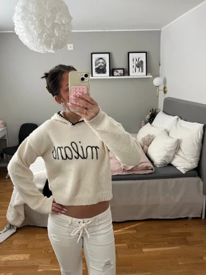 zara tröja  - säljer en super söt stickad hoodie från zara med tryck, bra skick!