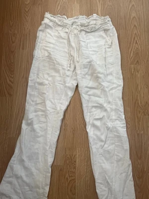 Vita linnebyxor från Roxy - Säljer ett par vita linnebyxor från Roxy, då dem blivit på gränsen till försmå för mig, har lagat ett litet hål på rumpan se bild 4, men ingenting som syns 