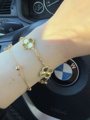 15mm klöverarmband i högkvalitativt  - Upptäck ett stilrent klöverarmband som kombinerar elegans och kvalitet i varje detalj. Tillverkat av rostfritt stål och förgyllt med 18K guldplätering, ger det en lyxig lyster som håller över tid. Klöverdesignen symboliserar tur och skönhet, vilket gör armbandet till mer än bara en accessoar – det är ett statement.  Perfekt för att lyfta din vardagslook eller komplettera en festoutfit. Ett tidlöst smycke som passar alla stilar och tillfällen.