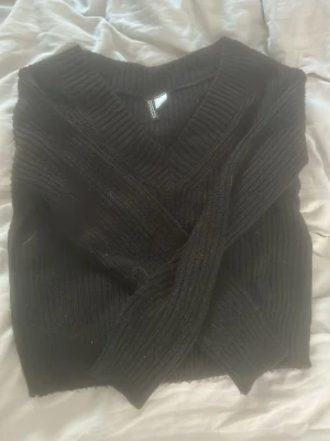 V ringad stickad tröja  -  fin v ringad svart stickad tröja 