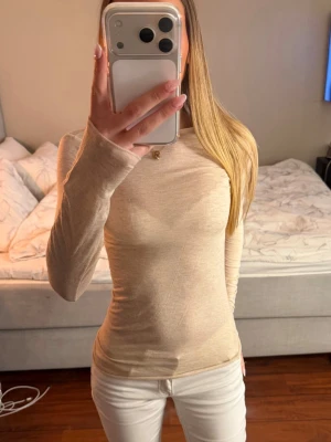 Intimissimi tröja - Intimissimi tröja som är beige. Perfekt att styla med jeans eller kjol för en clean och enkel look. Storlek S men passar mig som år Xs☺️