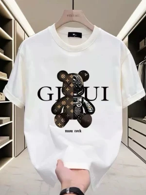 Vit och svart t-shirt med björntryck - Två coola t-shirts från YZEE MC, en vit med ett stort björntryck och texten 'GIUI', och en svart med ett rektangulärt motiv av björnar och texten 'GUGGI'. Båda har rund hals och korta ärmar, perfekt för dig som gillar unika prints och streetstyle.