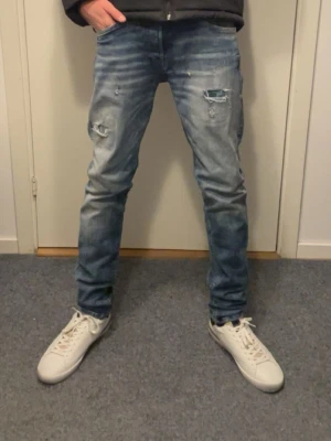 Slitna jeans  - Söker efter liknade jeans. Skriv gärna Omd har. Antingen i nytt skick eller mycket bra skick. Max pris 150kr. Storlek: W30 L34