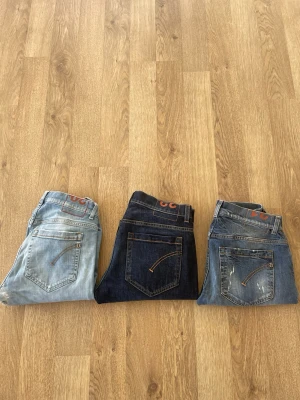 Tre par donup jeans  - Säljer 3 stycken dondup jeans i väldigt bra skick för ett otroligt bra pris. Endast 1199kr!                                                                                      Modell: skinny fit                                                            Om ni har några frågor är det bara att fråga på!