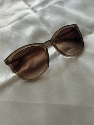 Bruna cat eye solglasögon - Snygga solglasögon i brun transparent plast med stora cat eye-bågar och tonade linser. Perfekta för soliga dagar och ger en cool retrovibe till din outfit.