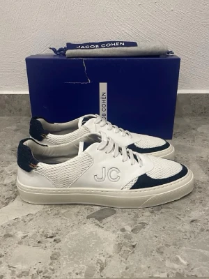 Vita sneakers från Jacob Cohën - Helt Nya Jacob Cohen Skor || Storlek 43,5 || Nypris ca 4000kr || Mitt pris 2199kr || Tveka inte på att höra av dig vid frågor eller funderingar 