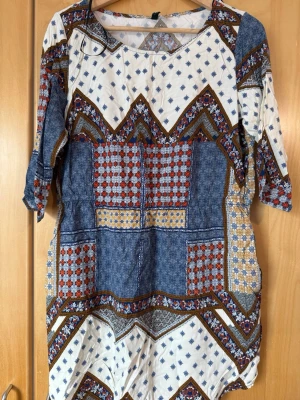 Mönstrad klänning  - Cool klänning från H&M  med mönster. Klänningen har trekvartsärm.