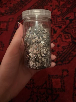 Silver glitter flakes  - En burk med silverfärgade glitter flakes för både nageldekoration och pussel. 40g 