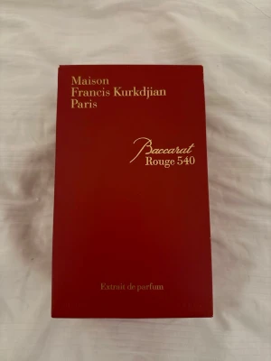 Maison Francis Kurkdjian Baccarat Rouge 540 - Maison Francis Kurkdjian Baccarat Rouge 540 Extrait de Parfum i en elegant röd kartong med guldfärgad text. Parfymen är känd för sin lyxiga och unika doft, och förpackningen har en stilren och exklusiv design som passar perfekt för dig som vill ha något speciellt.