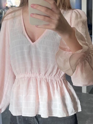 Ljusrosa blus med v-ringning - Aldrig använd! 