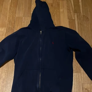 Ralph lauren zip hoodie  - Storlek S säljer eftersom att jag inte använder, har endast används ett få tal gånger