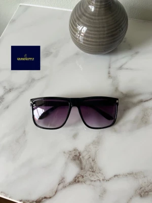 Rayban Boyfriend liknande solglasögon  - Tja! Säljer dessa sjukt snygga solglasögon som liknar Rayban boyfriend. Tveka inte på att höra av dig vid frågor!🙌