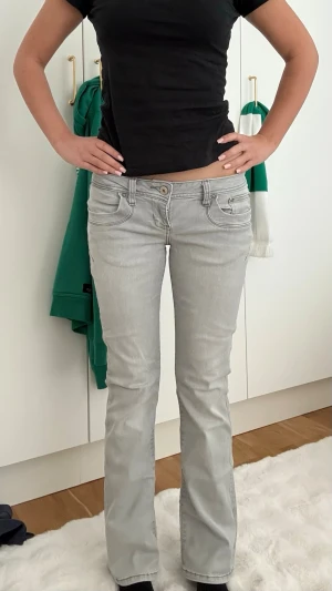 Ljusgrå bootcut jeans från LTB - Säljer ett par ljusgrå bootcut jeans från LTB med låg midja då jag ej använder dem något mer💗Jag är ca 164💗