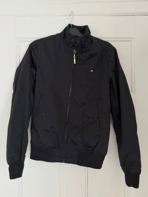 J.Lineberg jacka - En svart J.Lindberg jacka i storlek S. Perfekt nu inför våran att använda både till vardags och till fint! Är även i bra skick! Nypris ca 2000kr
