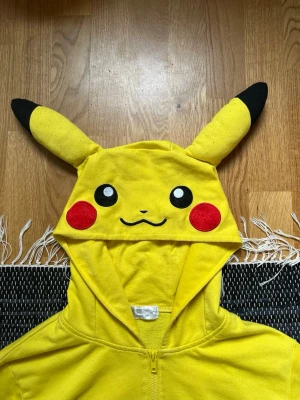Pikachu tröja (köpt i Japan)  - En jättefin pikachu tröja med luva, dragkedja och fickor. Jag säljer den så pass billigt eftersom att den är nopprig och har en fläck (vet ej ifall den går att tvätta bort). Den är väldigt cool att ha till vardags men även till tex cosplay! Hör gärna av dig om du har frågor 💛