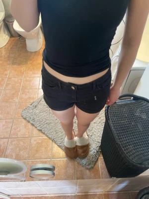 Svarta shorts  - Snygga svarta shorts tillverkade i ett mjukt bomullsmaterial med lite stretch. Perfekta till sommaren och enkla att matcha med olika toppar. Lappen med storlek saknas så är lite osäkert vilken storlek det är. Skulle chansa på s men är som sagt stretchiga🌸☀️
