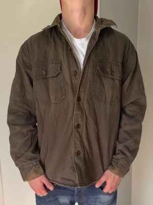 Chaps Overshirt  - Chaps Overshirt | färg: khaki grön | storlek: M | nypris: 699kr | OBS en liten fläck under vänster ficka samt färgslitage ned på ärmarna