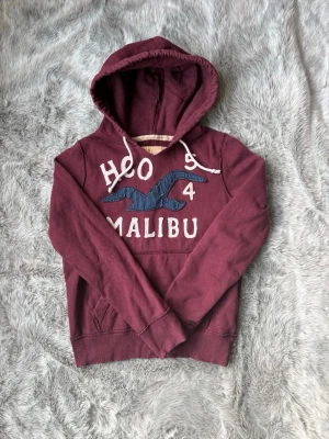 Hollister hoodie - Säljer denna sällsynta och mycket eftertraktade Hollister hoodie | Storlek S | Skick 9/10 | Vid eventuella frågor hör gärna av dig och erbjuder bra pris vid köp av bundle 😁✅