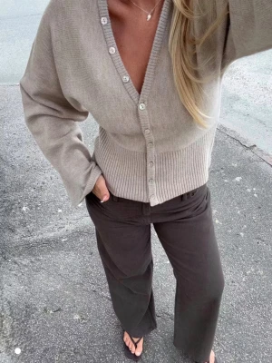 Beige kofta med knappar från Gina Tricot - Säljer en beige kofta från Gina Tricot med djup v-ringning. Perfekt nu till sommaren och supersöt. Pris kan diskuteras vid snabbt köp och tveka inte att höra av er vid frågor! Säljer för att tröjan inte kom till användning mer än någon enstaka gång, så i helt nytt skick. 