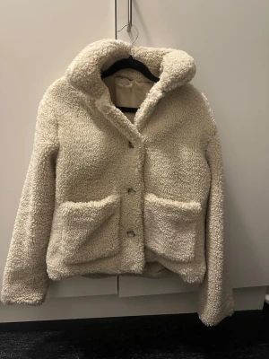 Teddy jacka - Väldigt mysig och fin jacka ifrån mango, håller en varm. Den är sparsamt använd.