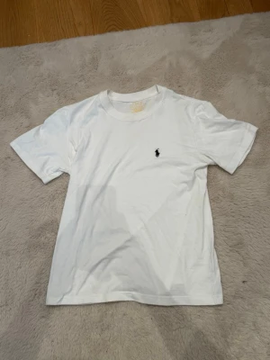 Ralph lauren t shirt  - Otroligt fint skick nästan aldrig använd. Helt felfri 