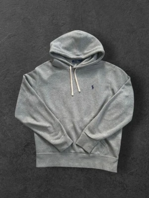 Ralph lauren hoodie - Storlek: M | Skick: 9/10 | Nypris: 1800 kr | Skickas samma dag som köp | amrars längd=62 cm. bredden på tröjan=57 cm. ryggen längd=64 cm | Bara att skriva vid funderingar✅