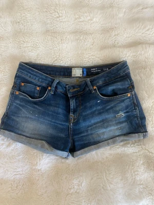 LTB jeansshorts  - Säljer dessa lågmidjade shortsen från LTB i storlek XS, de har snygga slitningar och stilren design på fickorna baktill. Inte mycket använda så de är i bra skick. Midjemått:37 (Har tyvärr ingen bild hur de sitter på då de inte passar)