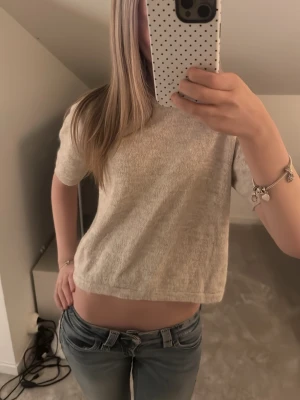 Ljusbeige stickad tröja - Ljusbeige kortärmad stickad tröja! 💓 Inte stixsig inga hål eller fläckar och använd en gång 💕💘 ord pris: 300kr nu pris: 139kr🙌🏼💓💞 pris kan diskuteras!!
