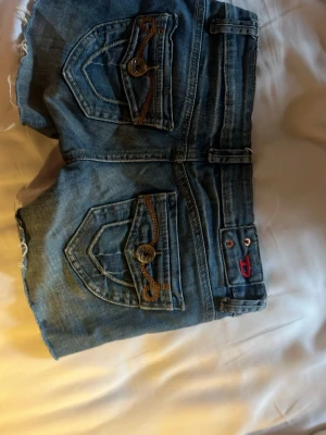 Blå jeansshorts från take two jeans - Säljer skit snygga shorts som tyvärr blivit för små dem passar Xs/S. De har inga defekter❤️